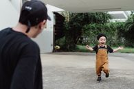 父子俩在宁静的户外一起玩耍