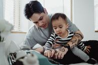 父子俩在室内用打字机分享有趣的学习时光，体现了为人父母之道和家庭纽带