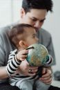 父子俩在室内探索小地球时建立的联系，象征着好奇心与学习