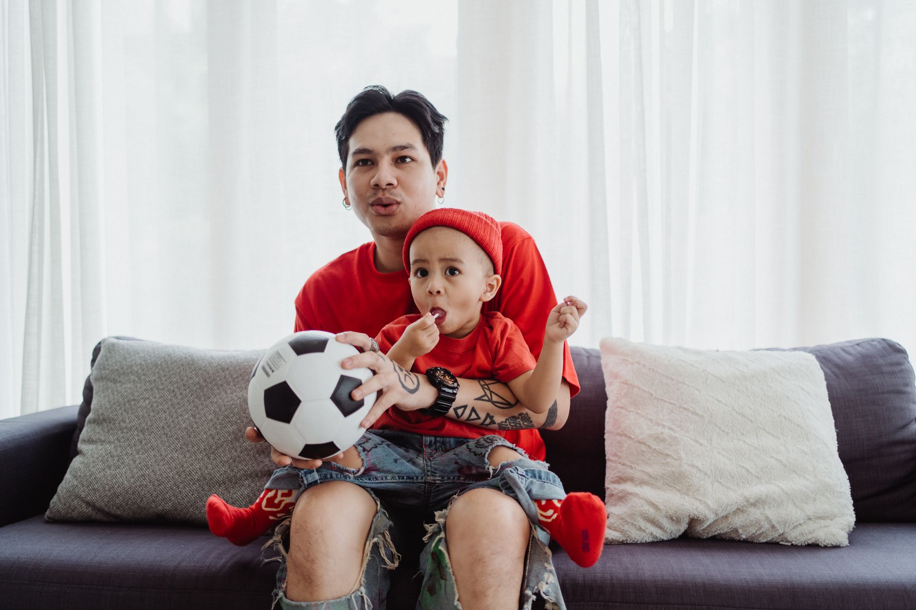 penggemar sepak bola Indonesia membandingkan situs Premier League resmi dengan kalender pertandingan pada tablet
