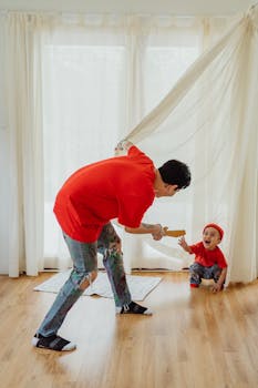 父子在室内玩玩具剑的欢乐时刻，捕捉到了家庭的纽带与乐趣