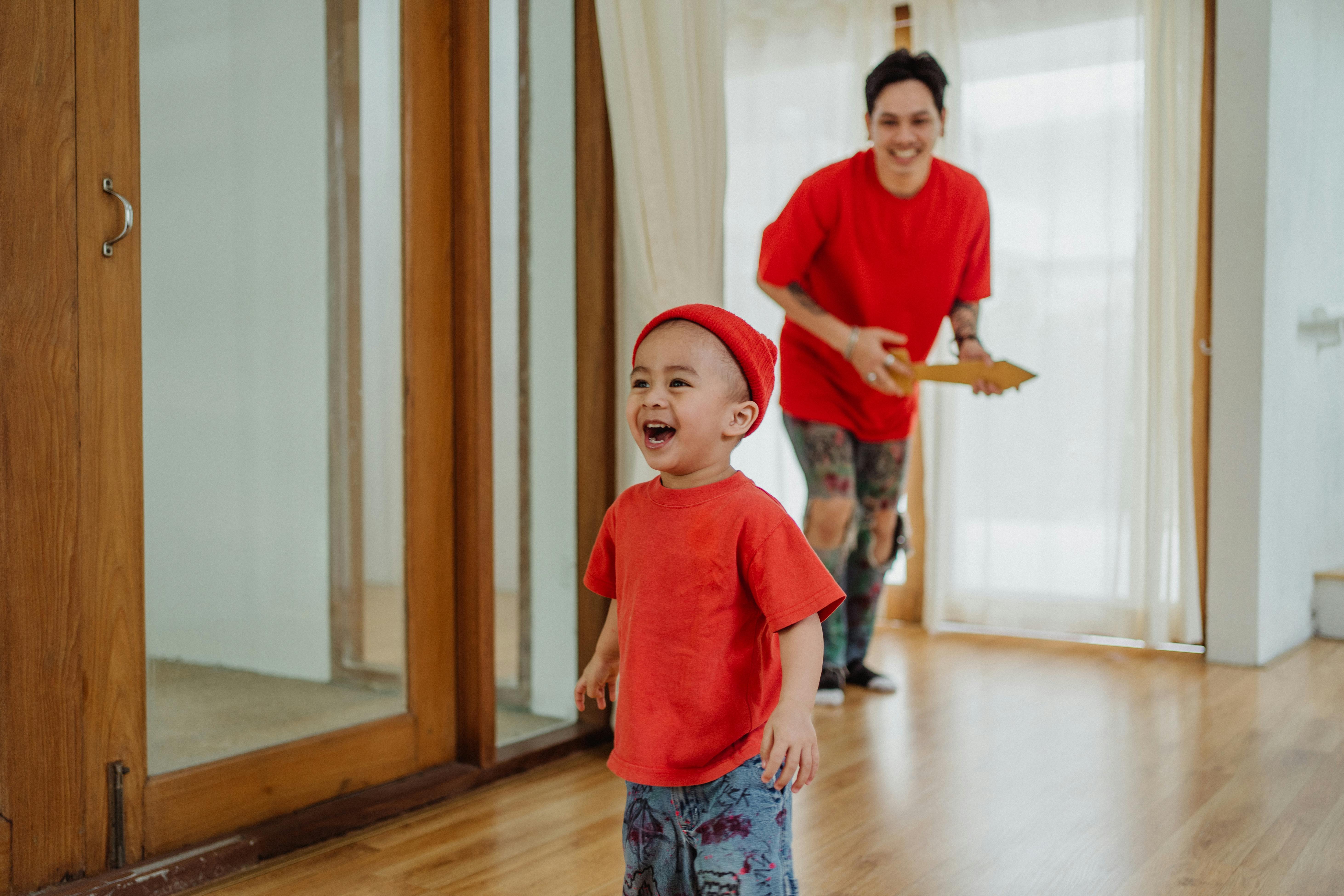 父子俩在明亮的家中玩吉他玩具