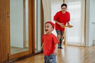父子俩在明亮的家中玩吉他玩具