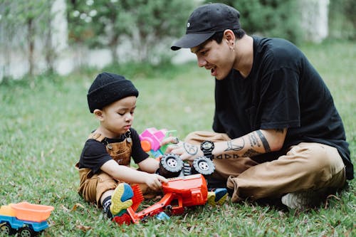 Základová fotografie zdarma na téma autíčka, chlapec, dvůr