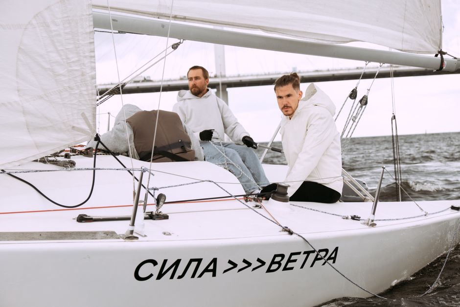Yacht on a zero-emission sailing route