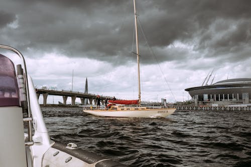 Perahu Putih Dan Coklat Di Laut Di Bawah Langit Kelabu