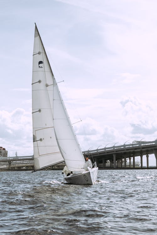 Witte Zeilboot Op Zee