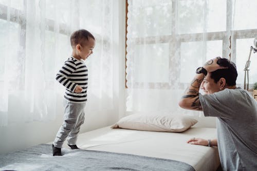 Foto profissional grátis de alegre, bebê, cama