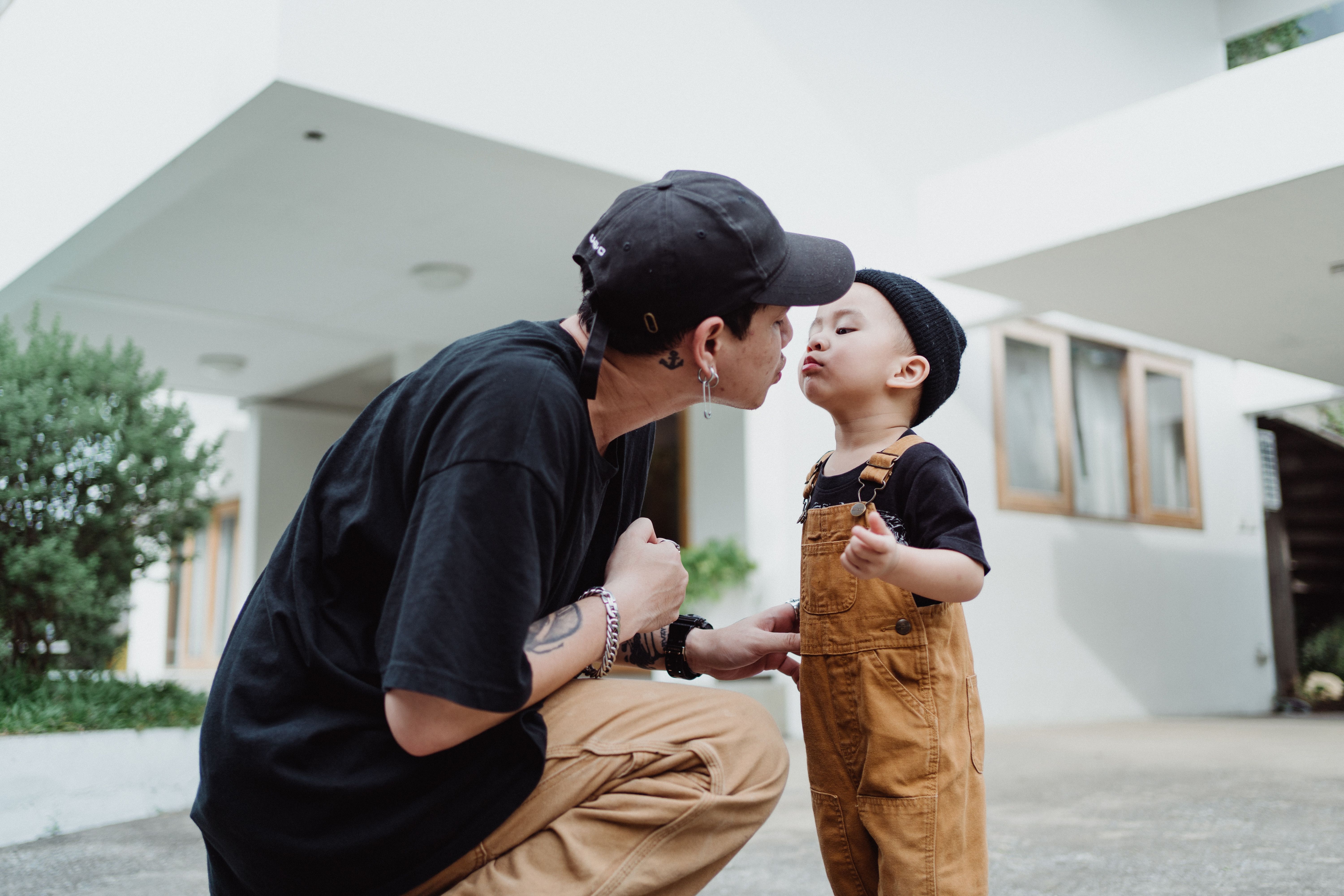 一对父子在前院享受着充满爱的时刻，展现了亲情