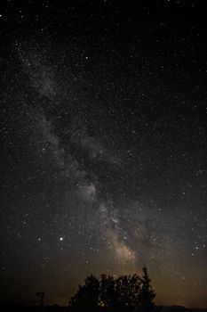 夜空中繁星点点，银河系的景色壮丽非凡