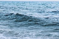 温和的海浪与平静的场景营造出安宁的海边氛围