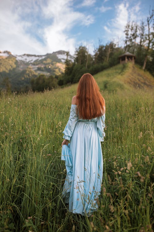 Immagine gratuita di abito azzurro, campo d'erba, capelli rossi