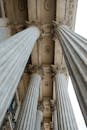 从低角度仰望历史悠久的大教堂外部经典的华丽柱子