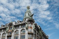 在圣彼得堡繁华的城市景观中，矗立着歌手之家标志性的新艺术风格建筑