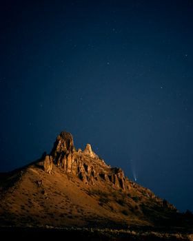 在华盛顿州韦那奇附近的岩层上，一颗彗星划过令人惊叹的夜空