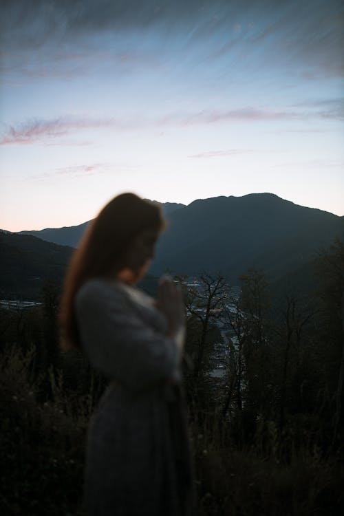 Бесплатное стоковое фото с вертикальный выстрел, горы, женщина
