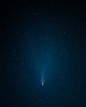 在广阔的星空下捕捉一颗明亮的彗星，非常适合天文爱好者
