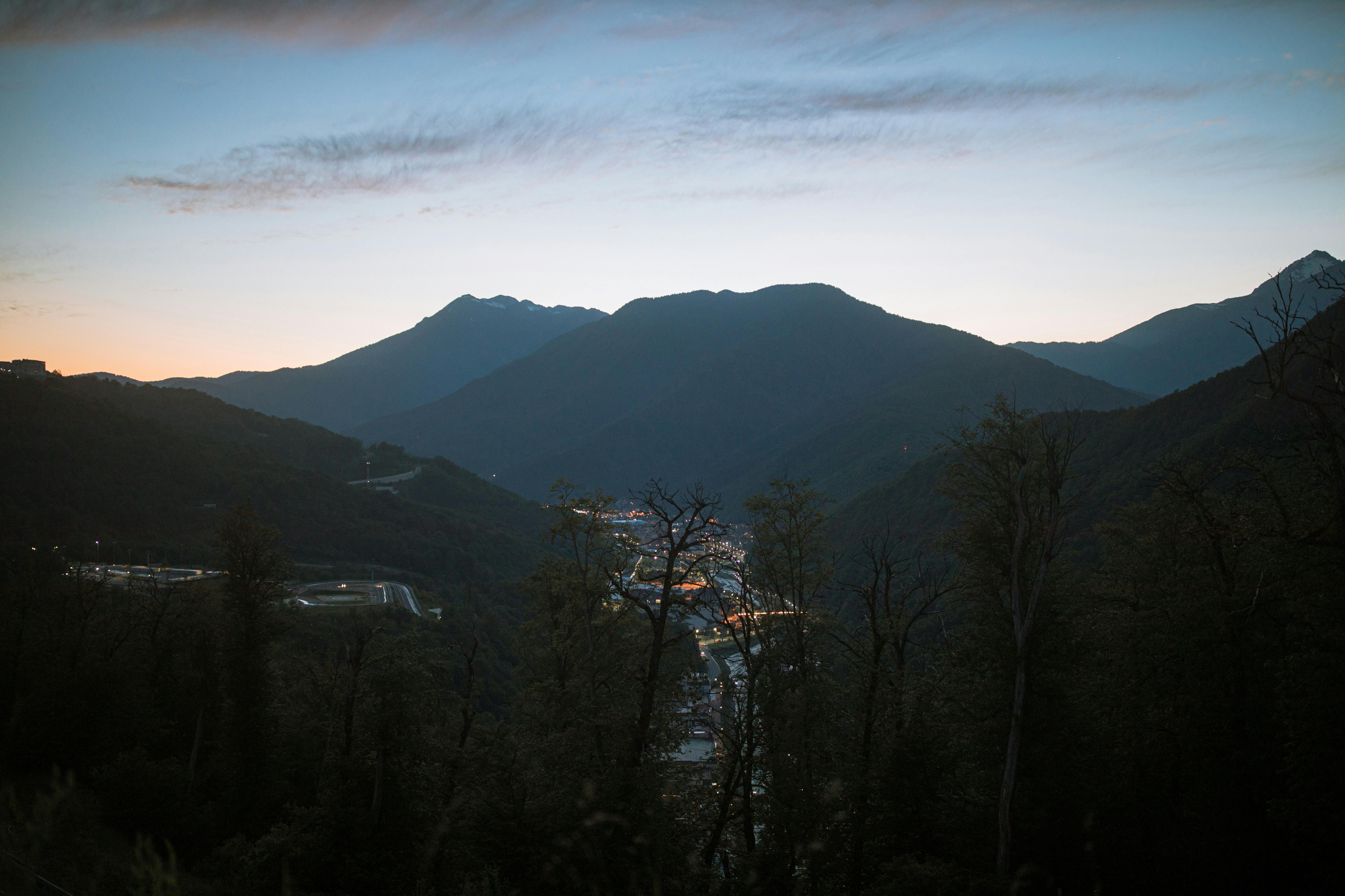 从山上望去，暮色中城市的灯光与自然景观尽收眼底