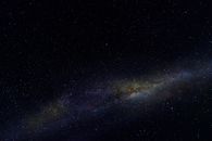 迷人的夜空、银河系和无数的恒星共同构筑了一幅美丽的宇宙图景