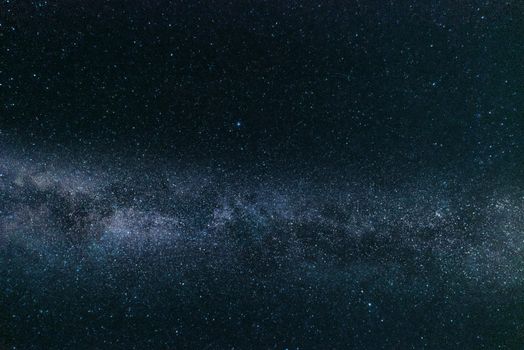 宁静的夜空下，银河系迷人的景色展示了无数的星星