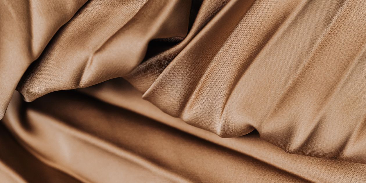 Bề mặt vải lụa polyester với nếp gấp mềm thể hiện độ rủ tự nhiên