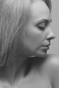 Artistic black and white side profile of a woman, highlighting elegance.