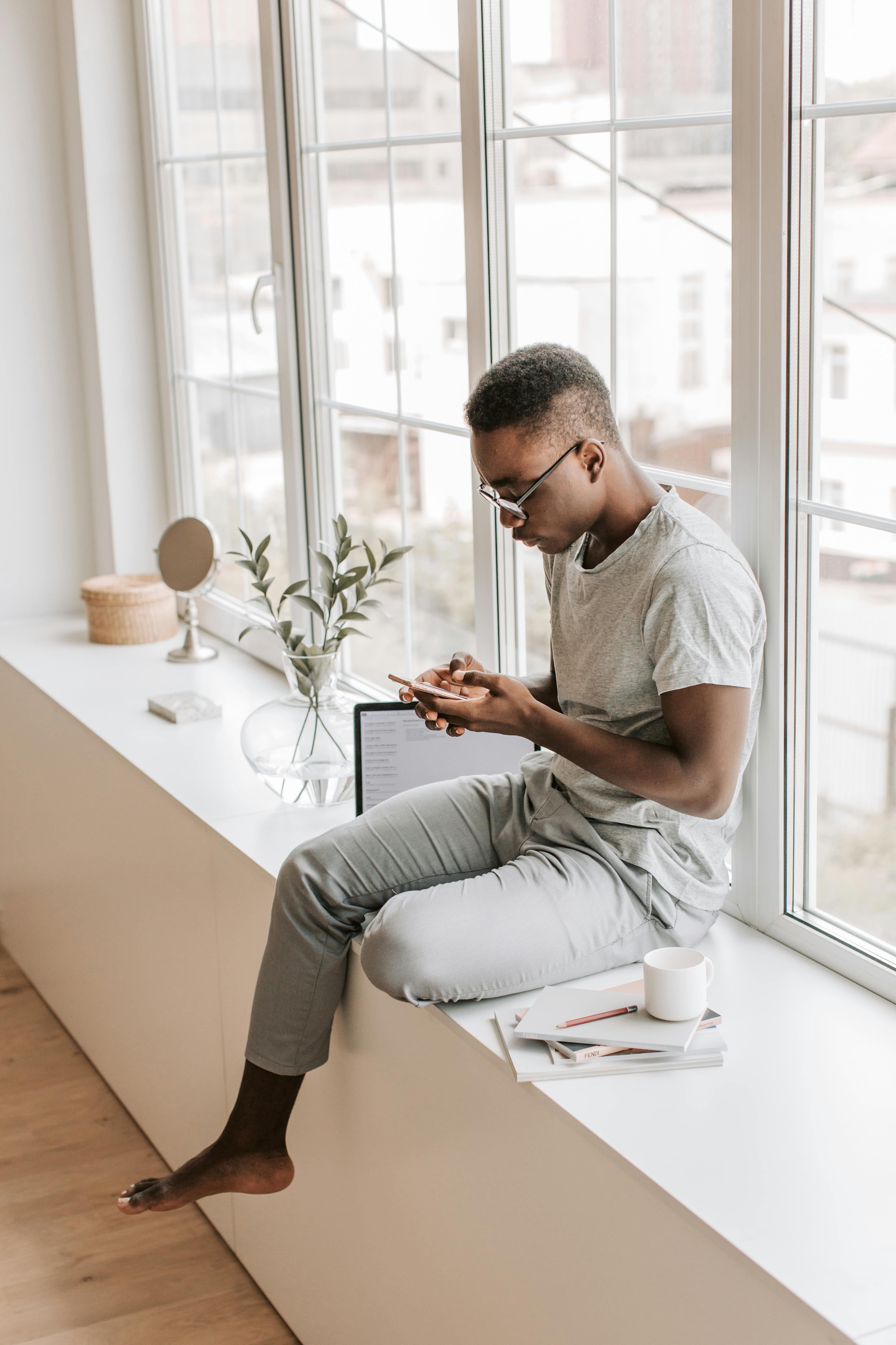 Kostenlos Kostenloses Stock Foto zu barfuß, brille, buch Stock-Foto