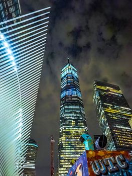 纽约市多云夜空下，世贸中心一号的景观显得格外戏剧性
