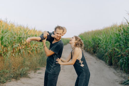 Gratis lagerfoto af bære, barn, bonding