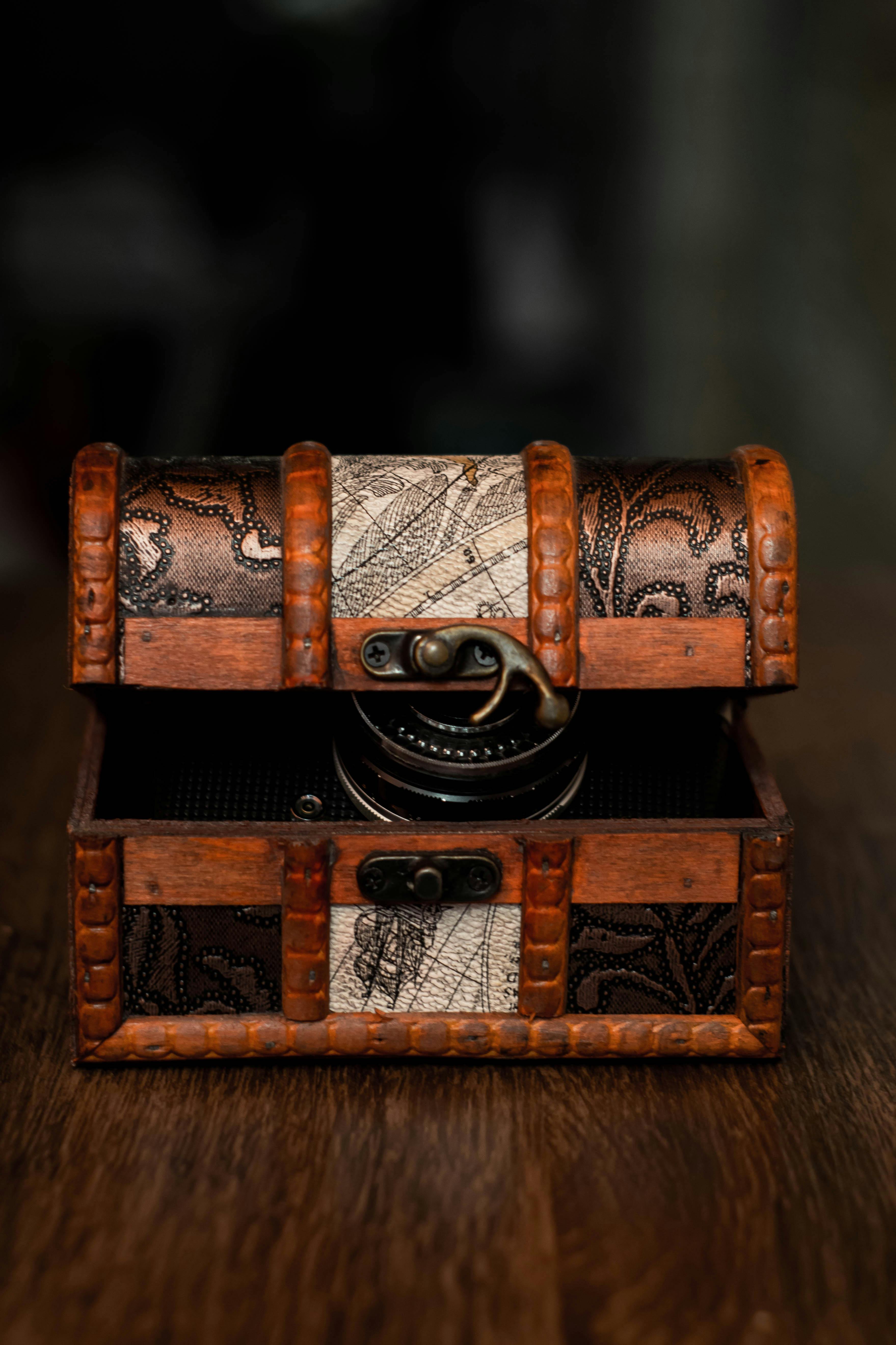 Old fashioned box with photo camera · Free Stock Photo