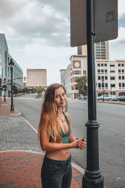 Gratis lagerfoto af blondine, byens gader, city street