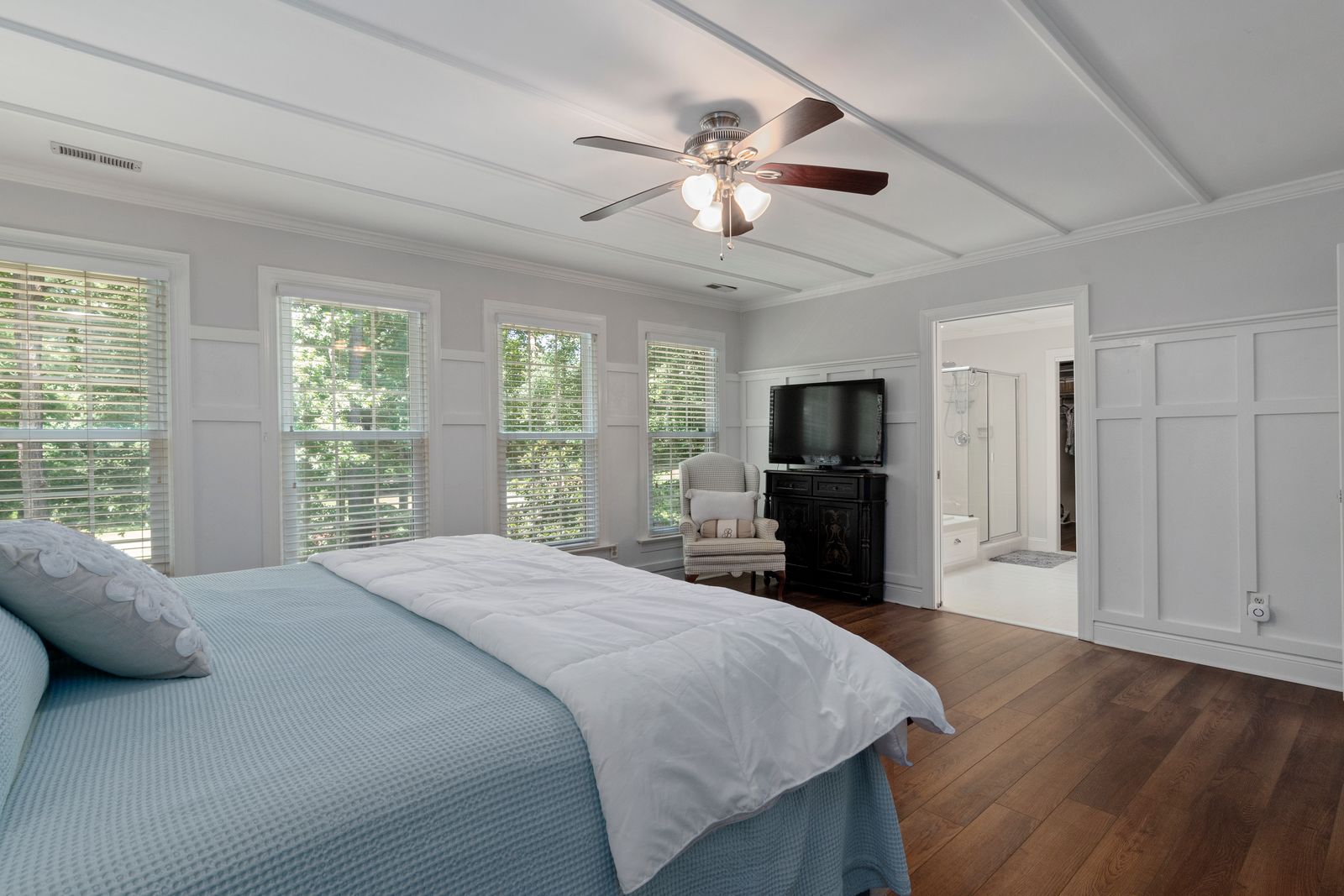 Bright, professionally presented bedroom