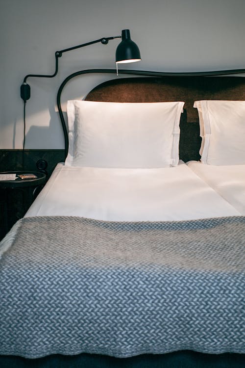 Intérieur De Chambre De Style Classique Avec Lit Confortable Et Lampe De Table