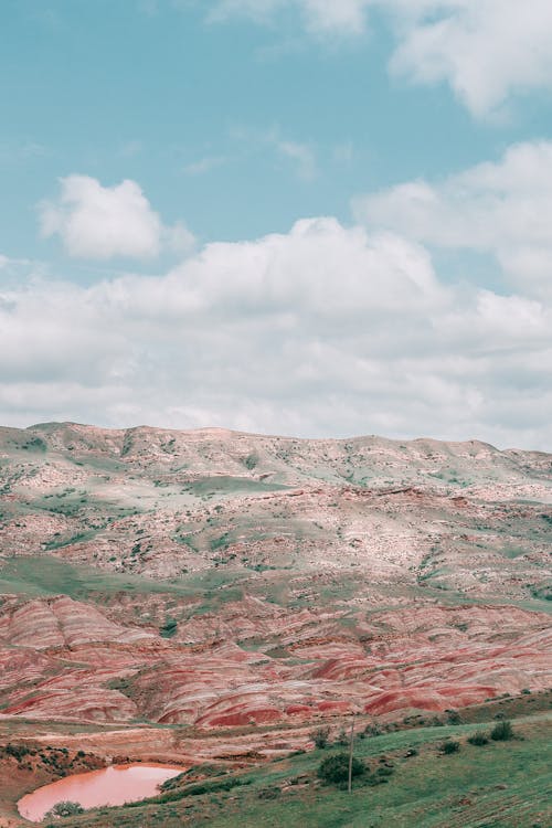 화려한 산과 분홍색 호수가있는 그림 같은 계곡