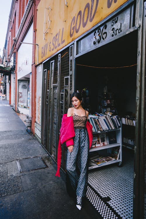 À La Mode Jeune Femme Asiatique Debout Sur La Rue Près Du Magasin Local