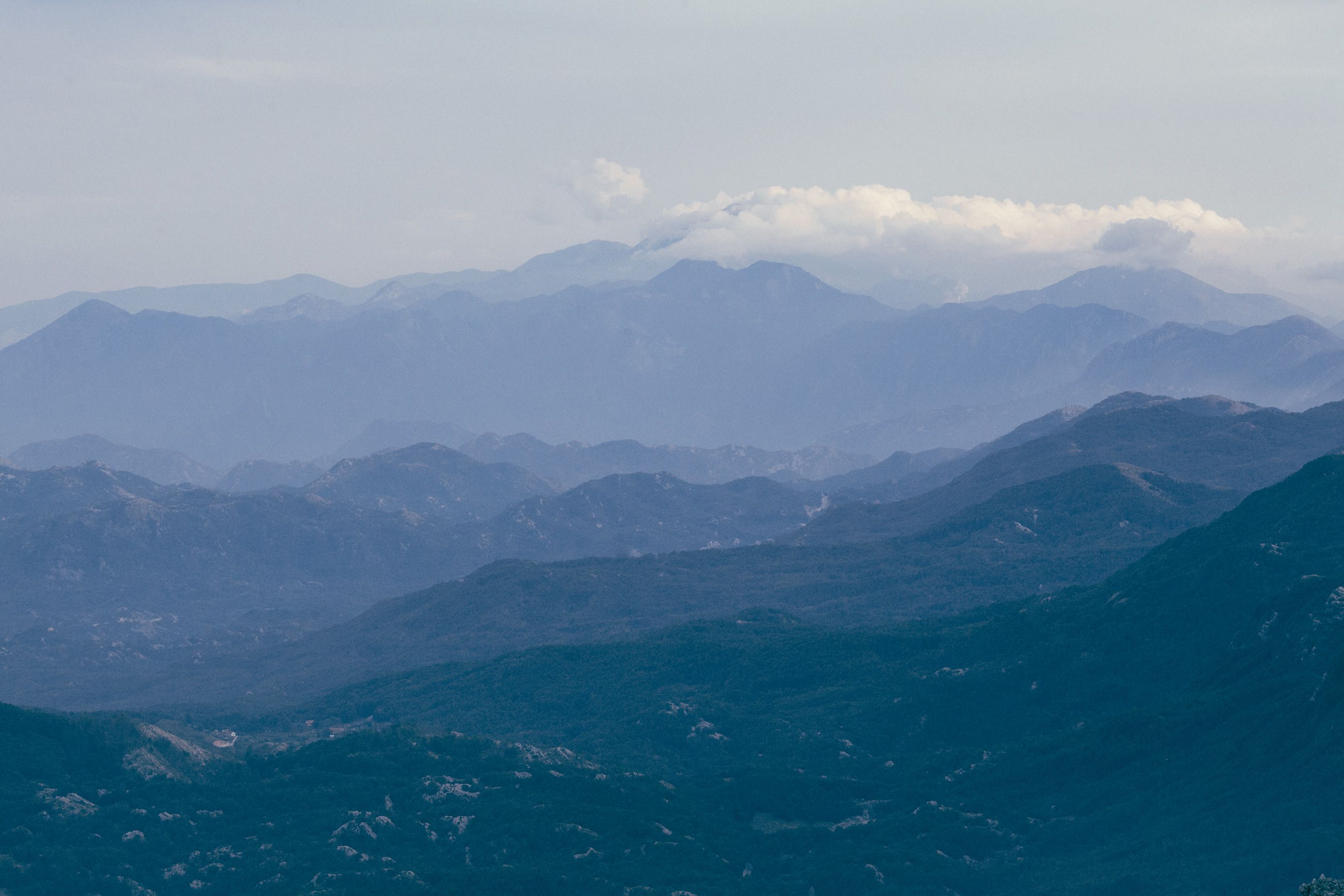 壮丽的山脉、宁静的氛围和壮观的云层
