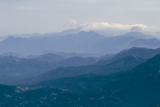 壮丽的山脉、宁静的氛围和壮观的云层