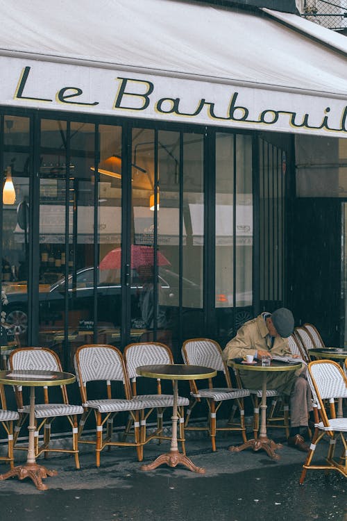 Onherkenbaar Man Zittend Aan Tafel Op Terras