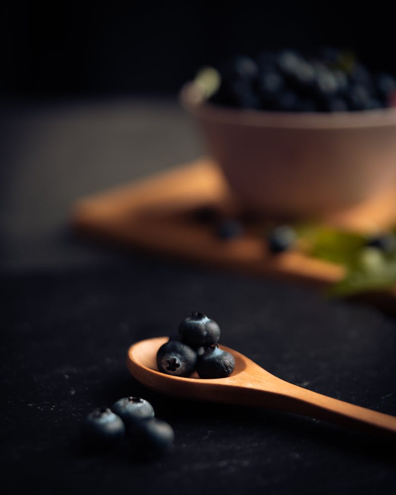 Rolă de material textil premium lângă foarfecă de croitorie și mostre de culoare