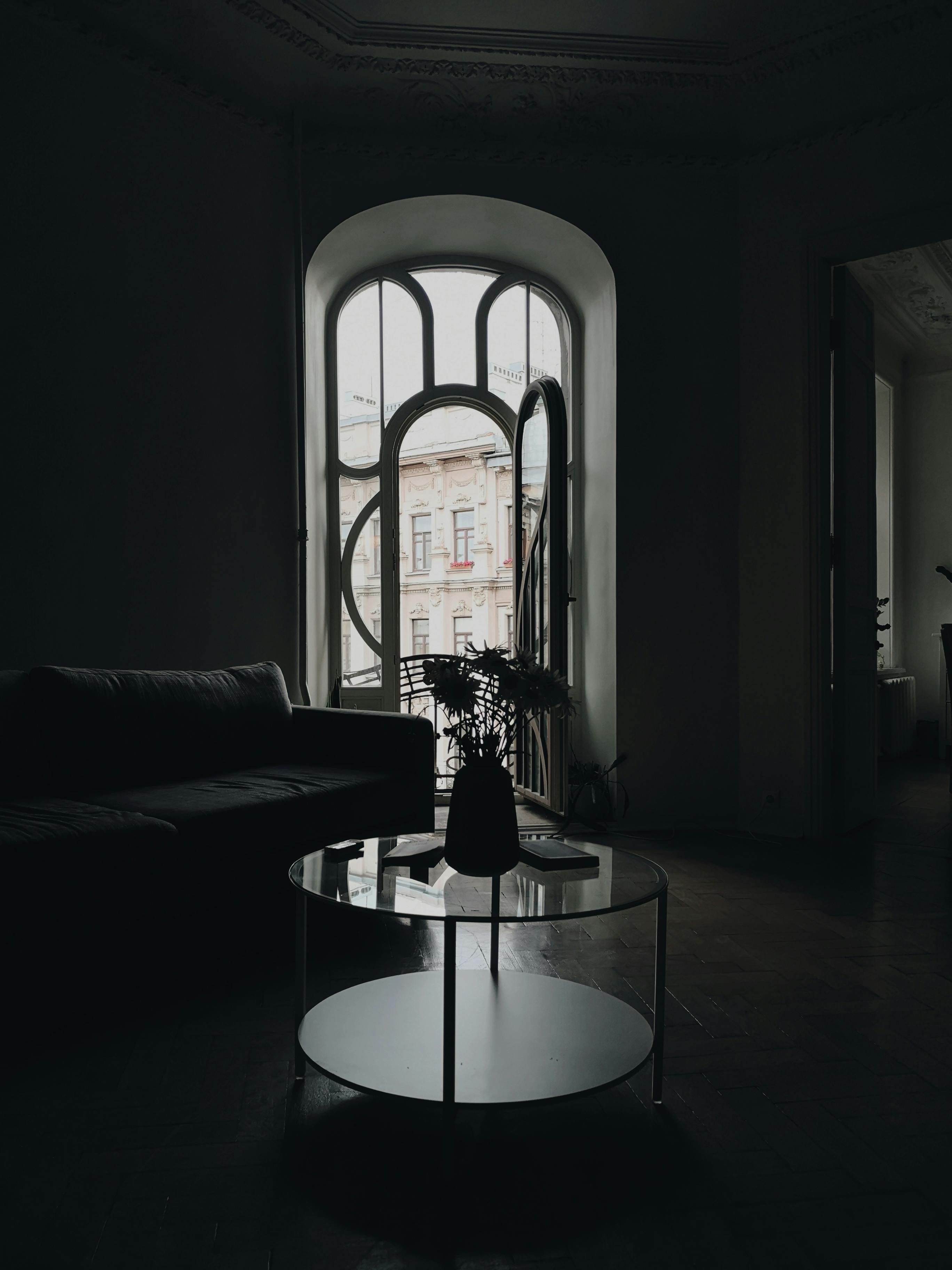 무료 유리창 옆의 소파 스톡 사진