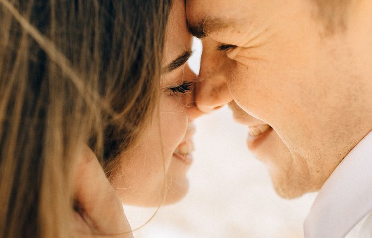 Online dating: starting a conversation on a niche platform