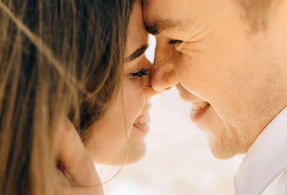 Online dating: starting a conversation on a niche platform
