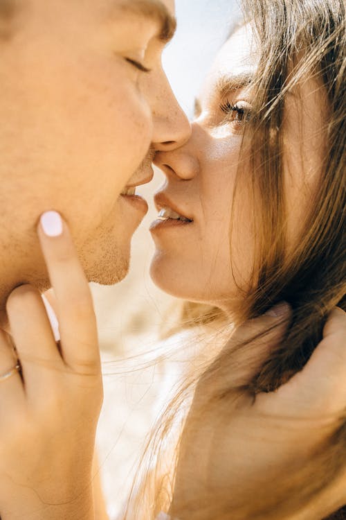 Free A Couple in a Kissing Mode Stock Photo
