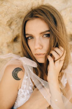 柔和灯光下，一位有月亮纹身的女人的特写肖像