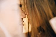 一对夫妇在浪漫氛围中亲密依偎的柔和画面，唤起了爱与连接的感觉