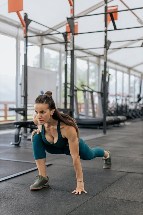 Free Photo of a Woman in Green Activewear Stretching Her Leg Stock Photo