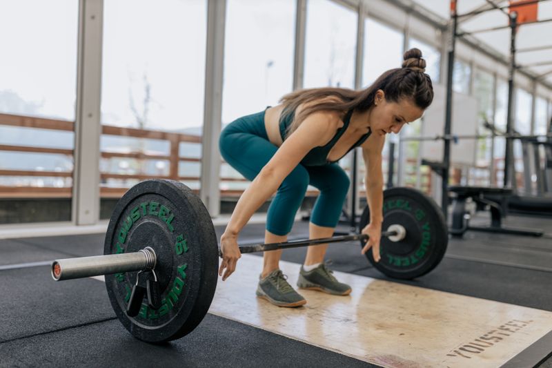 Treino de força feminino com pesos para modelar o corpo