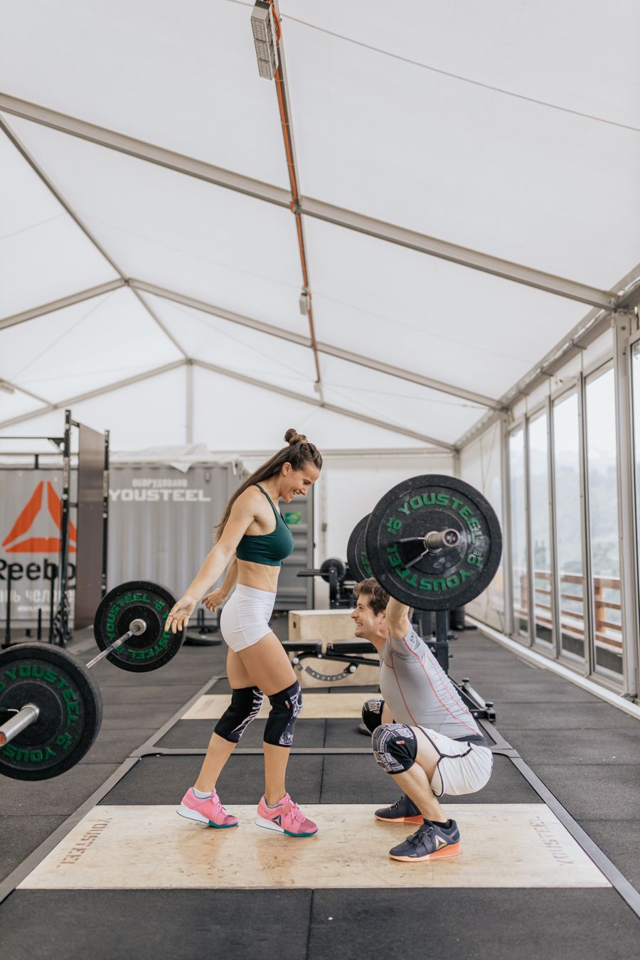 Entrenador personal en gimnasio