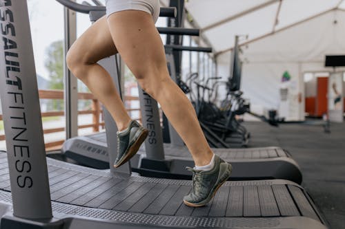 Kostnadsfri bild av ben, kvinna, löpband