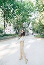 时尚女人在公园的树木背景中回头